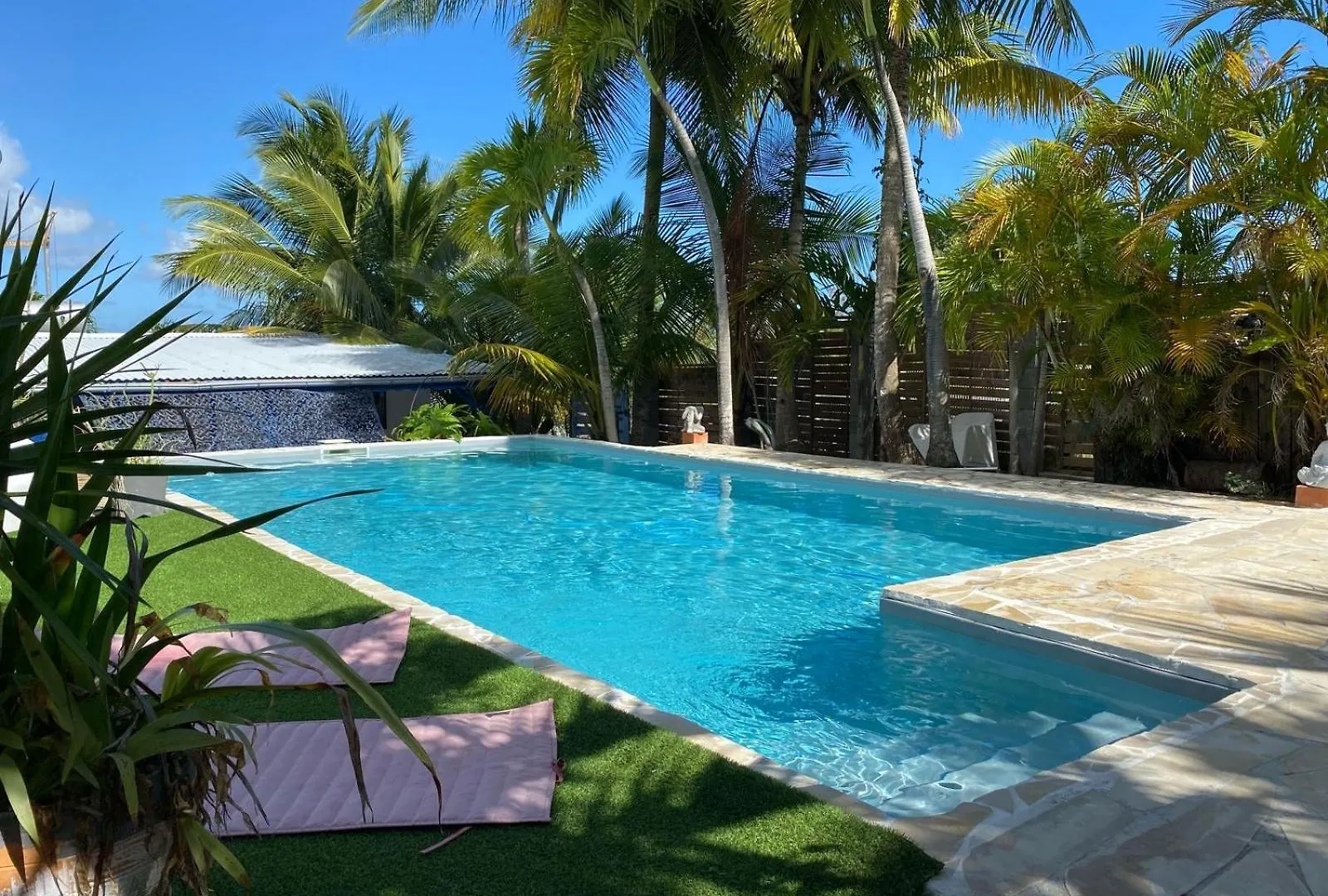 Hébergement de vacances Villa Ti Bwa Carbet Cosy Semi-Exterieur Avec Toit Terrasse à Sainte-Anne  Guadeloupe