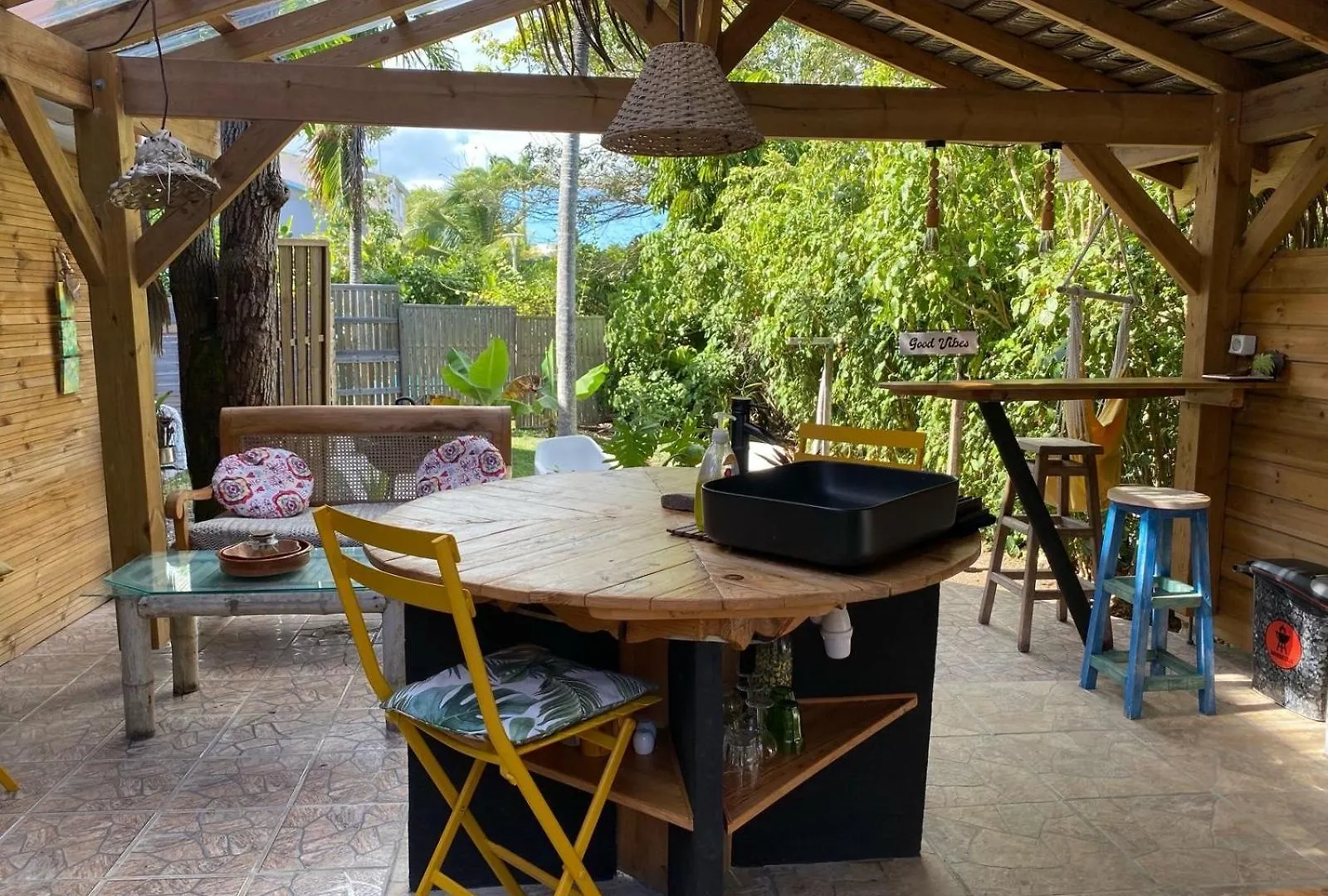 Hébergement de vacances Villa Ti Bwa Carbet Cosy Semi-Exterieur Avec Toit Terrasse à Sainte-Anne