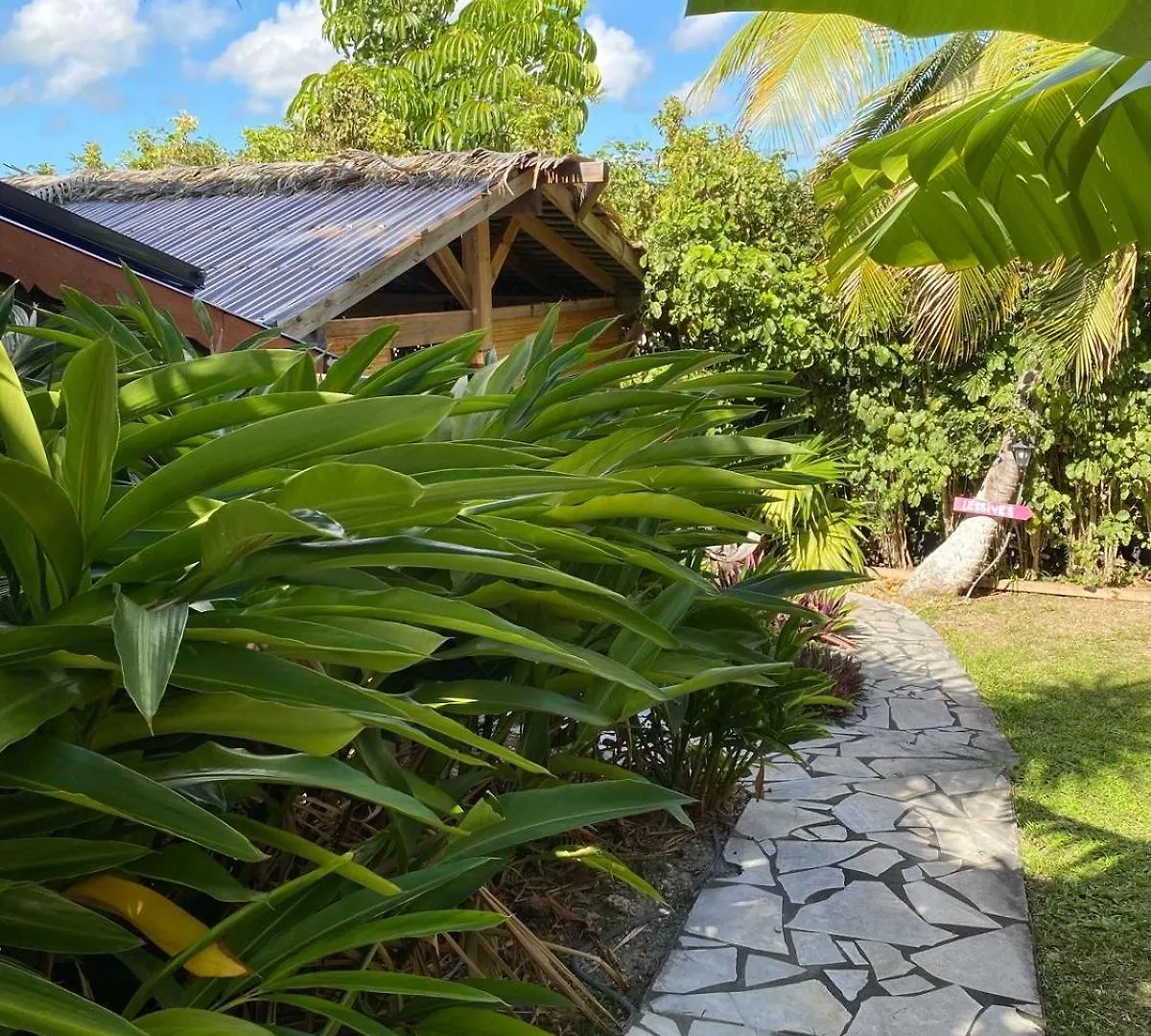 Hébergement de vacances Villa Ti Bwa Carbet Cosy Semi-Exterieur Avec Toit Terrasse à Sainte-Anne